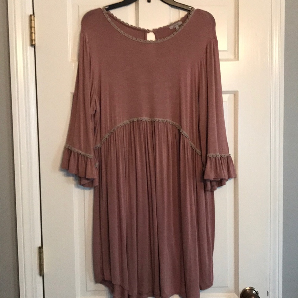 Like new mauve boutique dress with ruffle sleeve